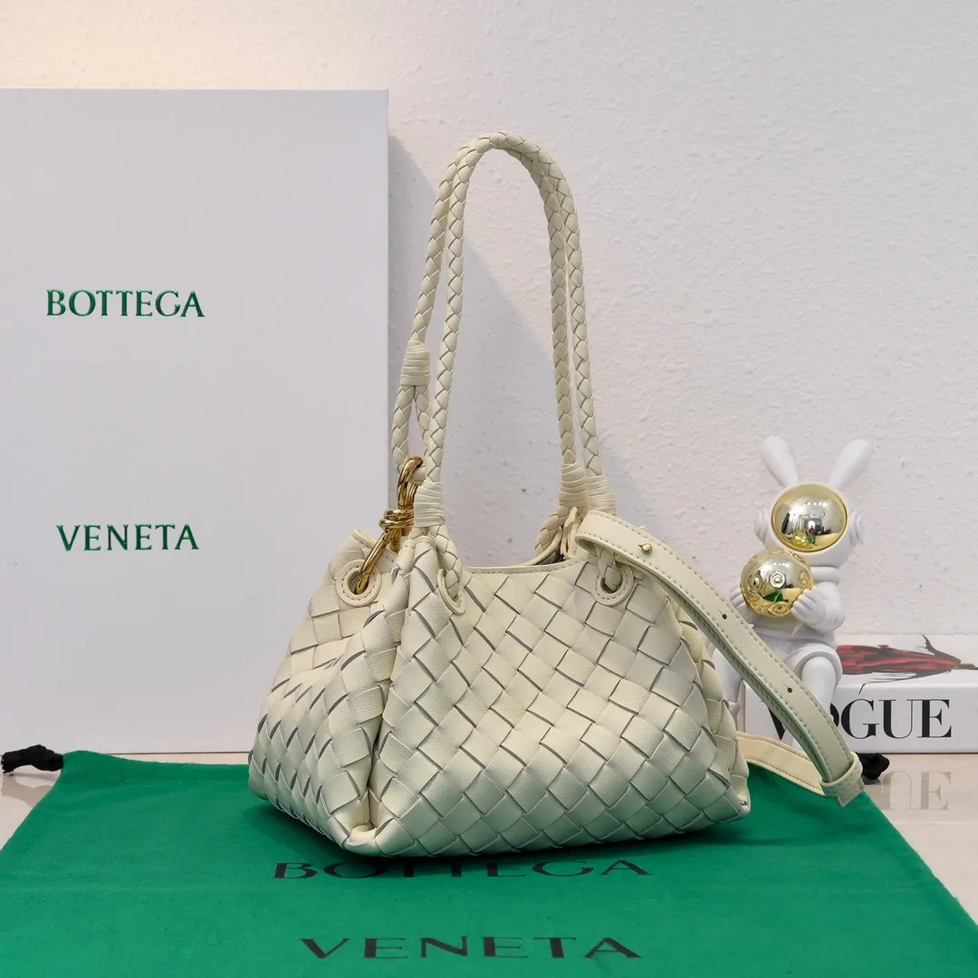 Batch 1760 BV home is new! Andiamo combines Bottega Veneta archives parachute handbags to inherit retro elements and integrate modern trends. The same style as Shu Qi's Beijing Night. It is a continuation of the classic bag. It has three functions: hand carry, shoulder and cross-body. It is embellished with metal brass knot buckles. The capacity of the small one is amazing. It can easily hold sunglasses in a box/small bottle of water/powder powder/charger and other daily necessities when going out. The upper body is versatile. Style number: 6569 Size: 21*17*16.5cm